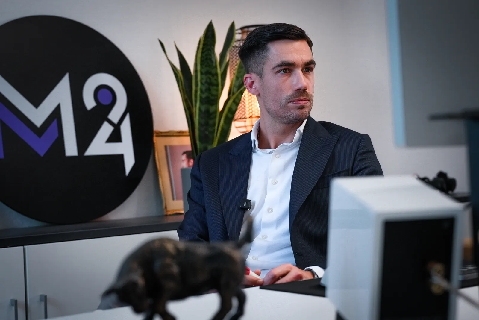 Lukas Becker, PKV-Experte für Gutverdiener, im Büro von MeinMakler24
