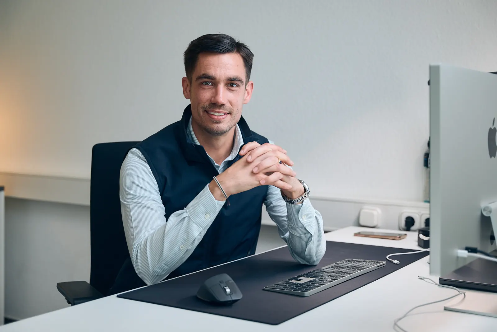 Lukas Becker, Geschäftsführer von MeinMakler24, an seinem Schreibtisch