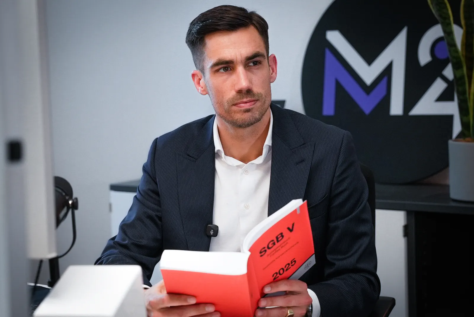 Lukas Becker mit dem Sozialgesetzbuch: Rechtsgrundlagen des Tarifwechsels