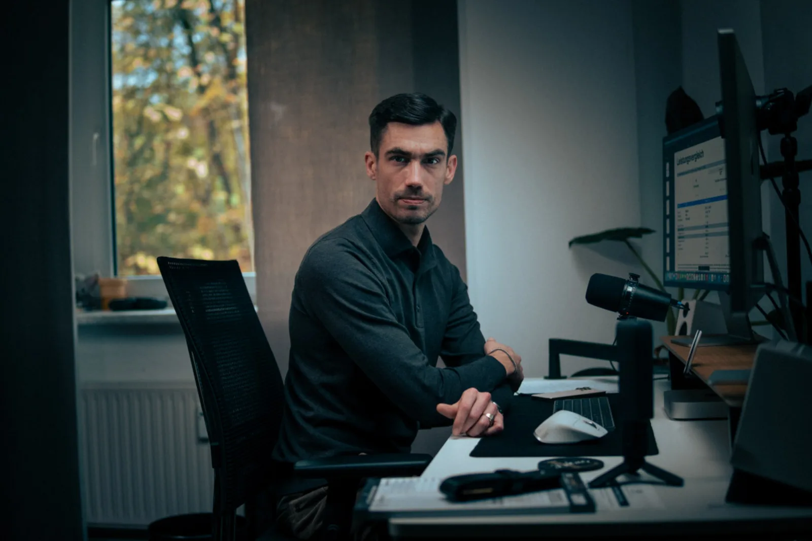 Lukas Becker im Büro von MeinMakler24